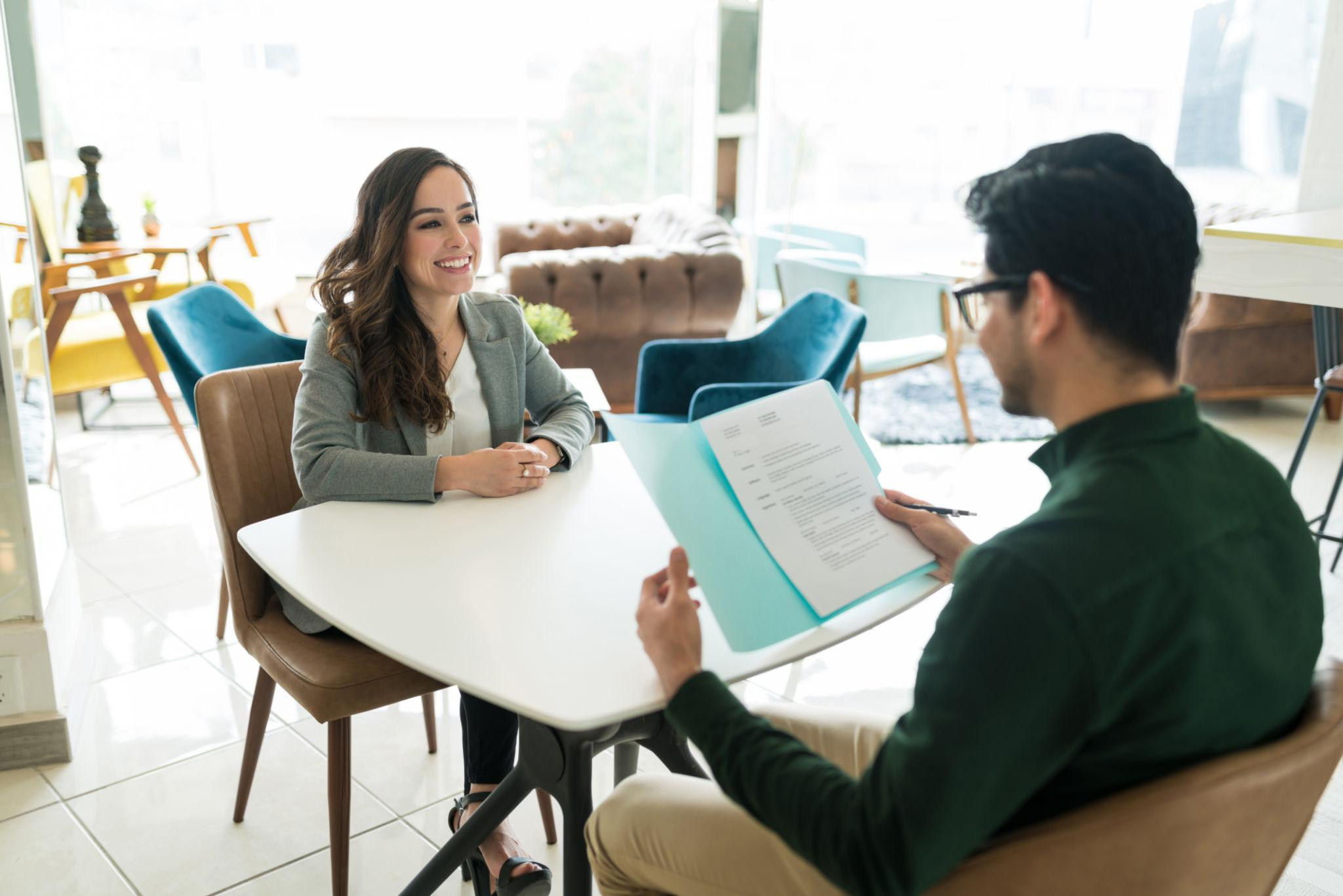 Profesional conversando durante una entrevista de trabajo