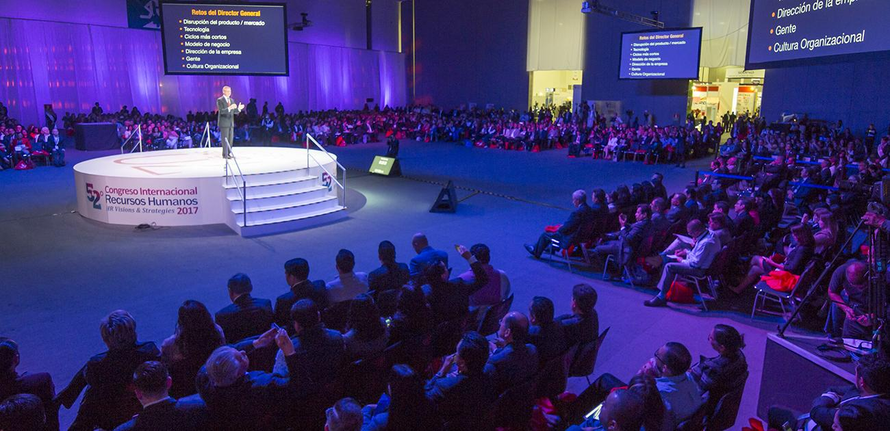 Conferencia de Recursos Humanos con un auditorio lleno de asistentes